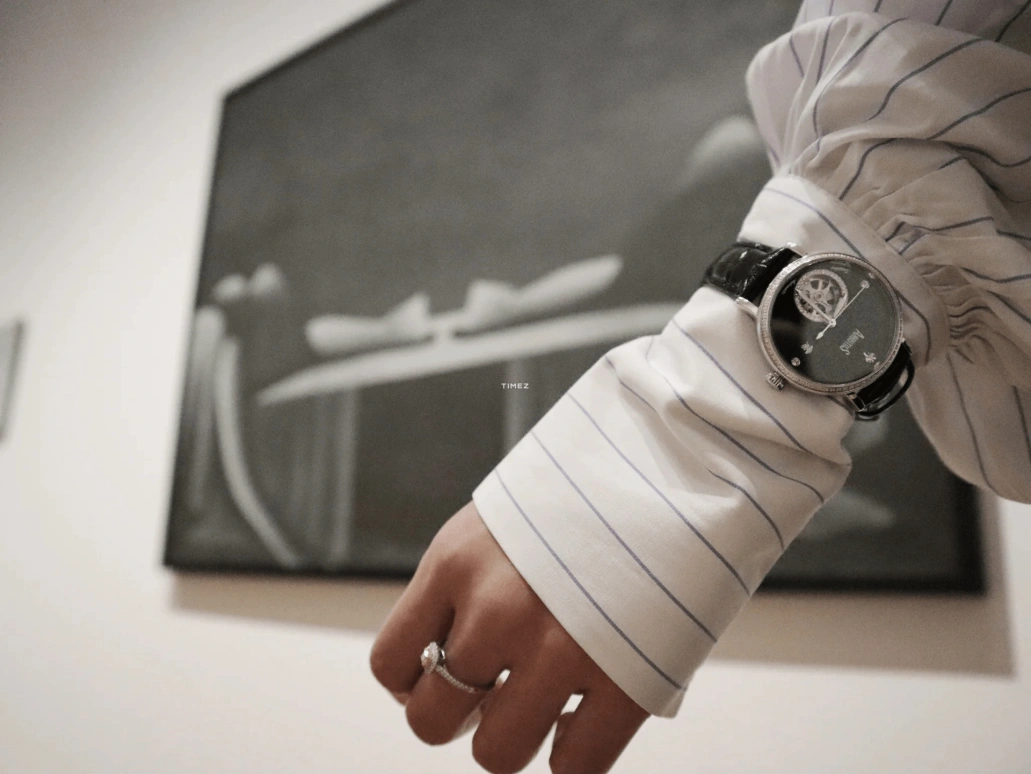 Arbutus,Silver 34mm,34mm,Silver,Black,Automatic,42hours,Sapphire,Crystal Glass,AG2201SBB