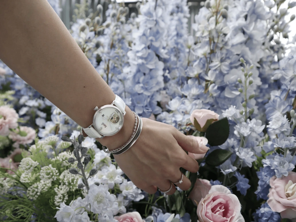 Arbutus,Silver 34mm,34mm,Silver,White,Automatic,42hours,Sapphire,Crystal Glass,AG2201SMW