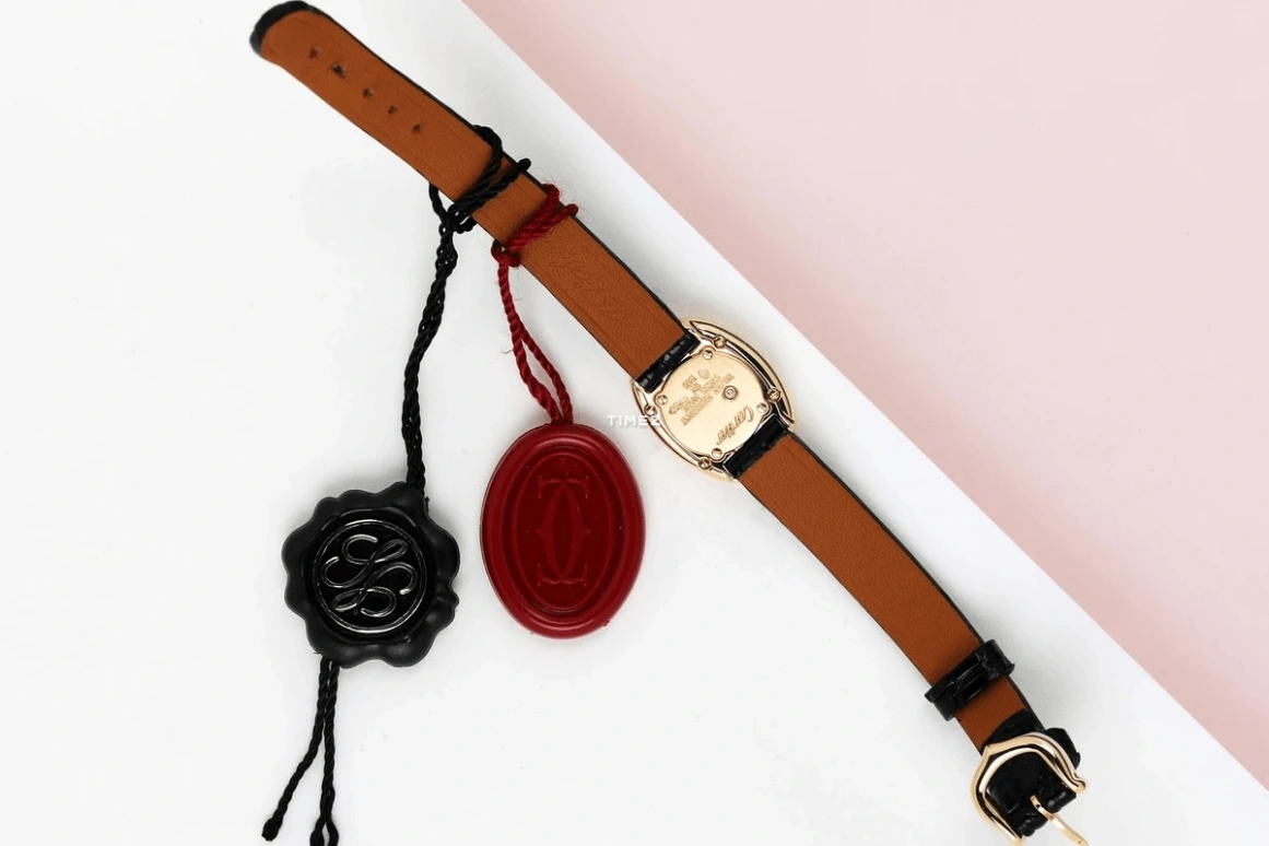 Cartier,Baignoire 18x25mm,18x25mm,Yellow Gold,Silver,Quartz,Sapphire,Crystal Glass,Oval,W1510956