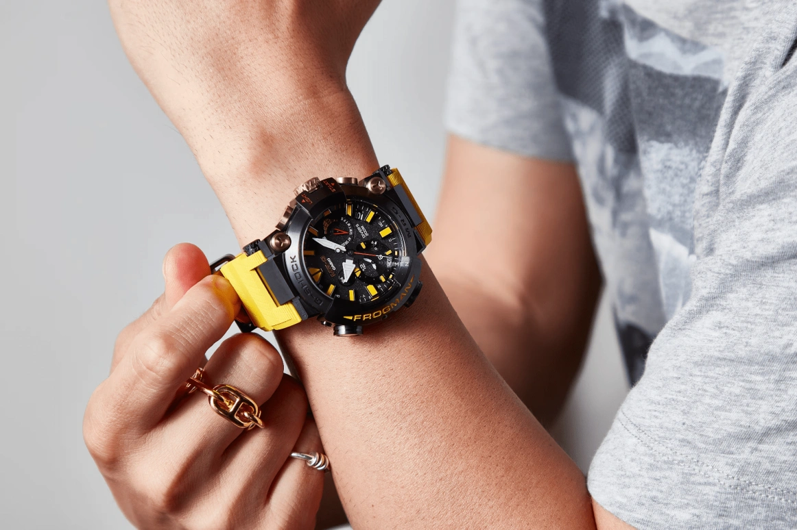 Casio,MR-G 49.70mm,49.70mm,Titanium,Black,Quartz,Countdown,Chronograph,Date,Day,Round,MRGBF1000E1A9