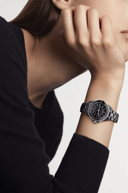 CHANEL,J12 33mm,33mm,Ceramic,White,Black,In-house Caliber,Sapphire,Crystal Glass,Round,H5696