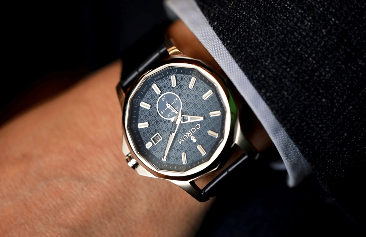 Corum,Admiral 42mm,42mm,Stainless Steel,White,Automatic,Day,In-house Caliber,A395,A395/04293 - 395.110.20/0F03 AB60