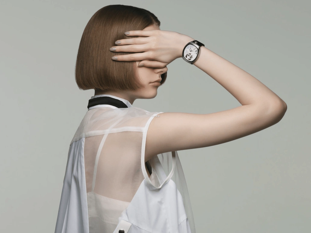 Fiona Krüger,Chaos 48x40mm,48x40mm,Titanium,Silver,White,Handwound,Sapphire,Oval,TASAKI ENTROPY I WHITE LINES