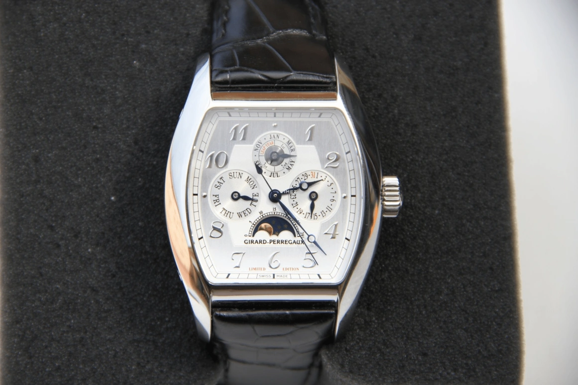 Girard-Perregaux,Heritage 37x37mm,37x37mm,White Gold,Silver,Automatic,Moonphase,Perpetual Calendar,Leap Year,Month,46hours,In-house Caliber,27220,27220-11-161-BA6A