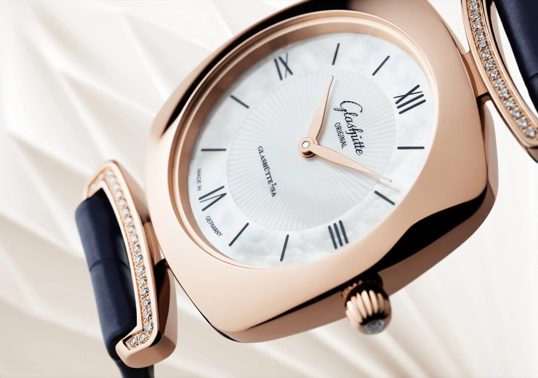 Glashütte Original,Pavonina 31mm,31mm,Red Gold,Stainless Steel,White,Quartz,Day,35712hours,1,1-03-02-05-02-31