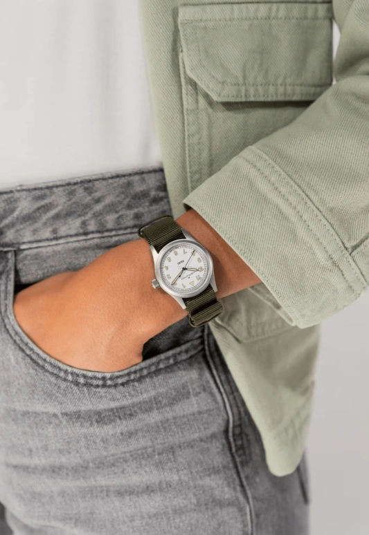 Hamilton,Khaki Field 33mm,33mm,Stainless Steel,White,Quartz,Sapphire,Crystal Glass,Round,H69301910