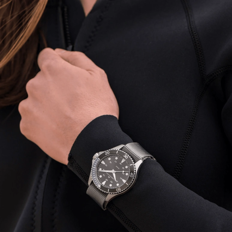 Hamilton,Khaki Navy 37mm,37mm,Stainless Steel,Grey,Quartz,Sapphire,Crystal Glass,Round,H82211981
