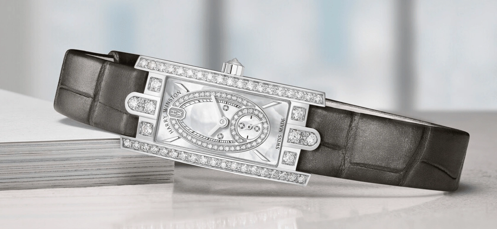Harry Winston,The Avenue 15.6x32.3mm,15.6x32.3mm,Gold,White Gold,White,Quartz,In-house Caliber,Mother of Pearl,AVCQSS16WW001