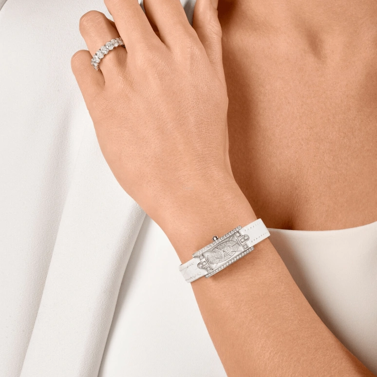Harry Winston,The Avenue 15.6x32.3mm,15.6x32.3mm,Rose Gold,Gold,White,Quartz,In-house Caliber,Mother of Pearl,AVCQHM16RR045