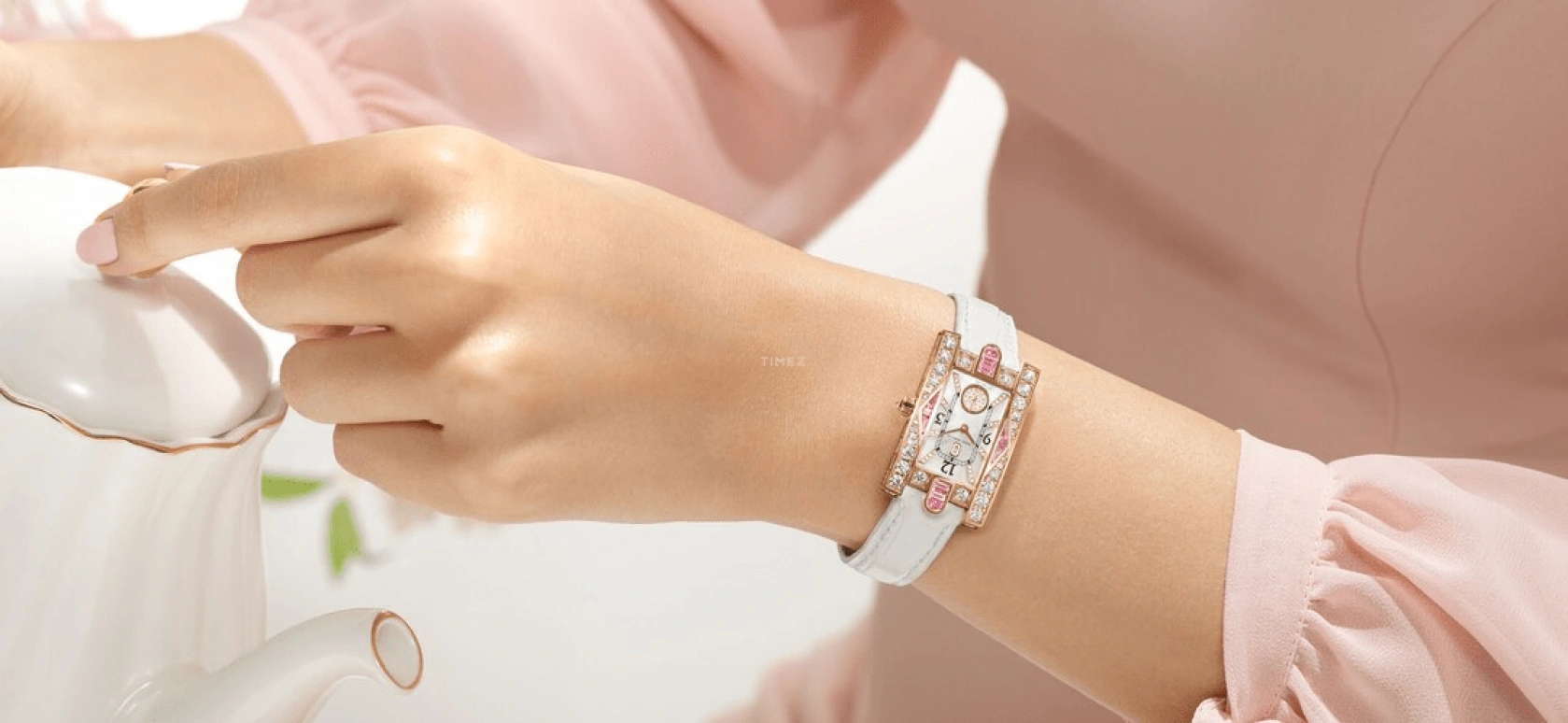Harry Winston,The Avenue 21.4x36.1mm,21.4x36.1mm,Rose Gold,Gold,White,Quartz,In-house Caliber,Mother of Pearl,AVEQHM21RR125