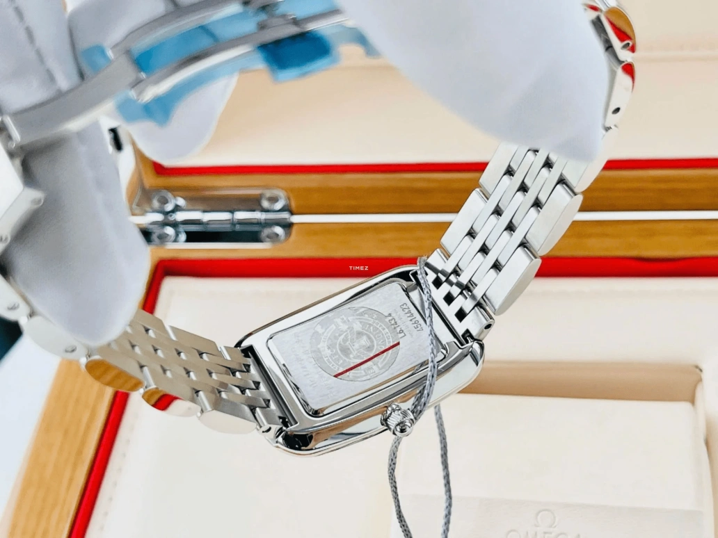 Longines,Equestrian 26x38mm,26x38mm,Stainless Steel,Silver,Quartz,In-house Caliber,Sapphire,Crystal Glass,L6,L6.143.4.77.6