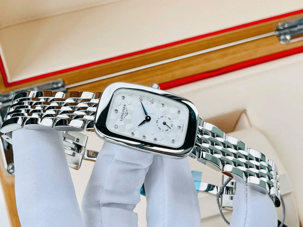 Longines,Equestrian 26x38mm,26x38mm,Stainless Steel,Silver,Quartz,In-house Caliber,Sapphire,Crystal Glass,L6,L6.143.4.77.6