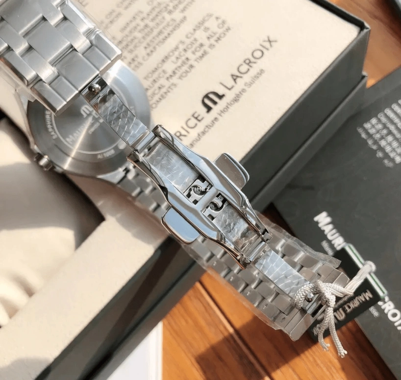 Maurice Lacroix,Aikon 42mm,42mm,Stainless Steel,Black,Quartz,Day,Sapphire,A11008,A11008-SS002-331-1