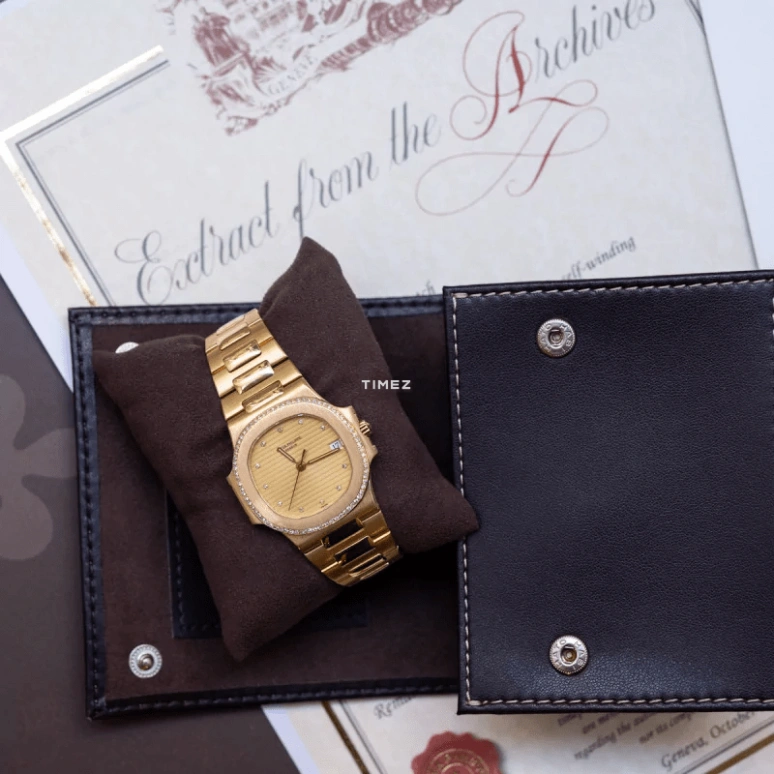 Patek Philippe,Nautilus 37mm,37mm,Yellow Gold,Gold,Automatic,Day,In-house Caliber,3800,3800/2J