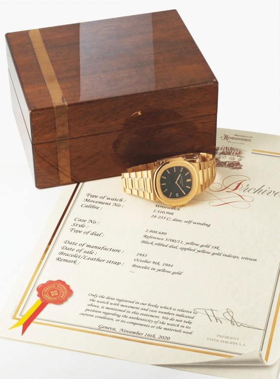 Patek Philippe,Nautilus 40mm,40mm,Yellow Gold,Black,Automatic,Day,38hours,3700J