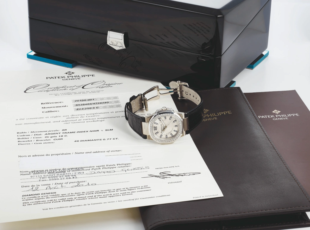Patek Philippe,Nautilus 32mm,32mm,White Gold,Silver White,Silver,Quartz,Day,In-house Caliber,7010G,7010G-001