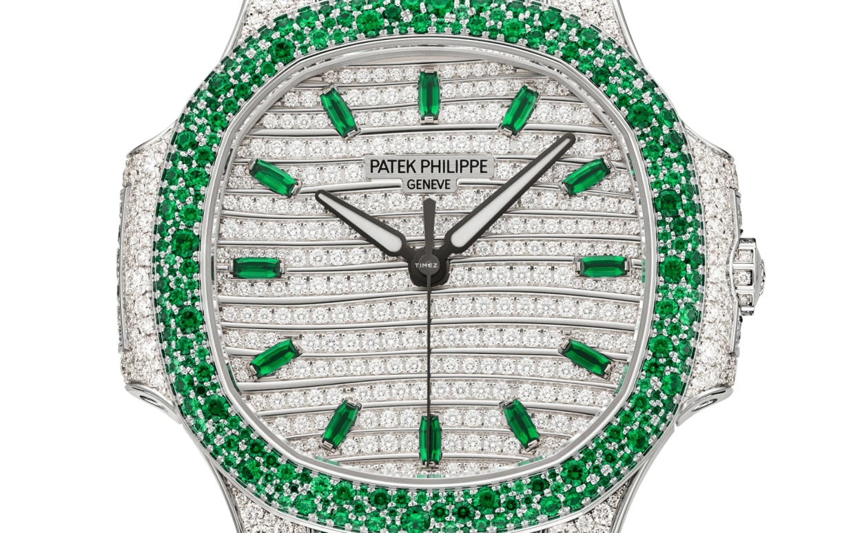 Patek Philippe,Nautilus 35.20mm,35.20mm,White Gold,Silver White,Automatic,45hours,In-house Caliber,7118,7118/1453G-001