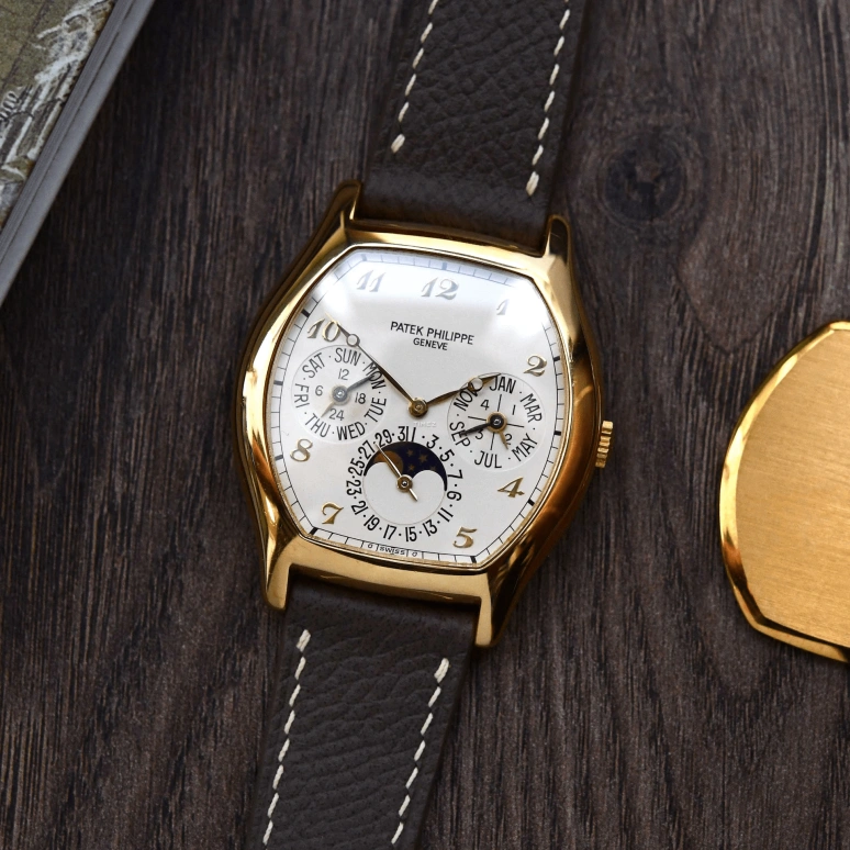 Patek Philippe,Grand Complications 35x42mm,35x42mm,Yellow Gold,White,Automatic,Moonphase,Perpetual Calendar,Leap Year,Month,In-house Caliber,Sapphire,Crystal Glass,5040J
