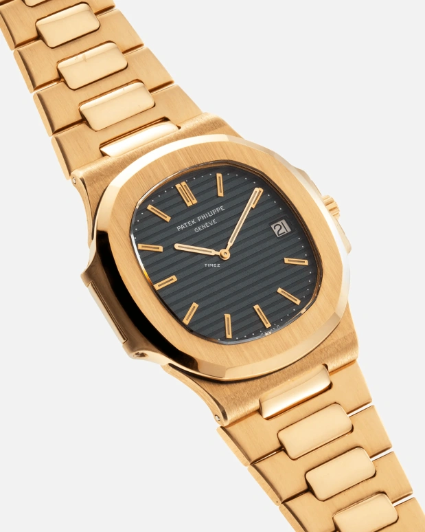 Patek Philippe,Nautilus 40mm,40mm,Yellow Gold,Black,Automatic,Day,38hours,3700J