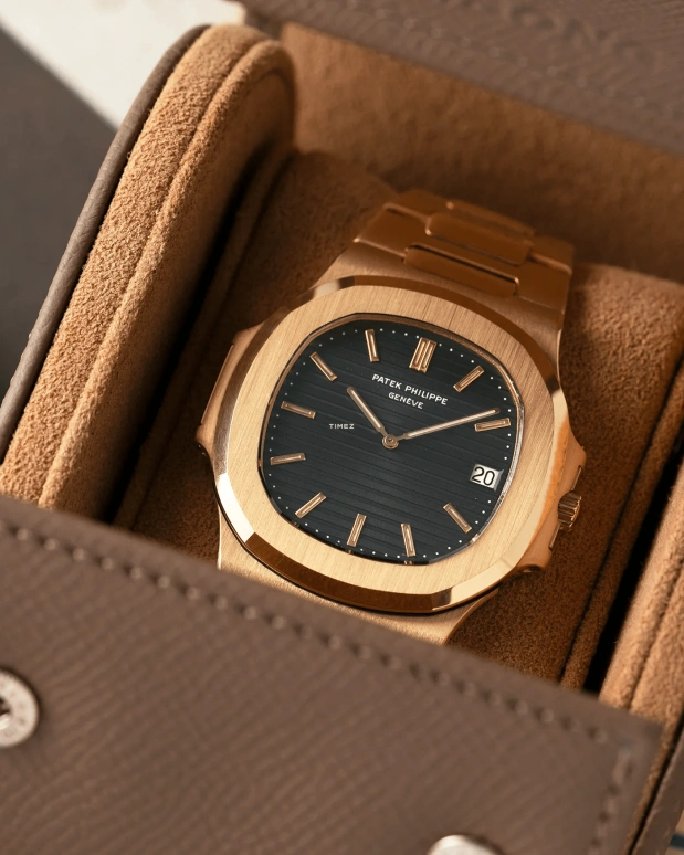 Patek Philippe,Nautilus 40mm,40mm,Yellow Gold,Black,Automatic,Day,38hours,3700J