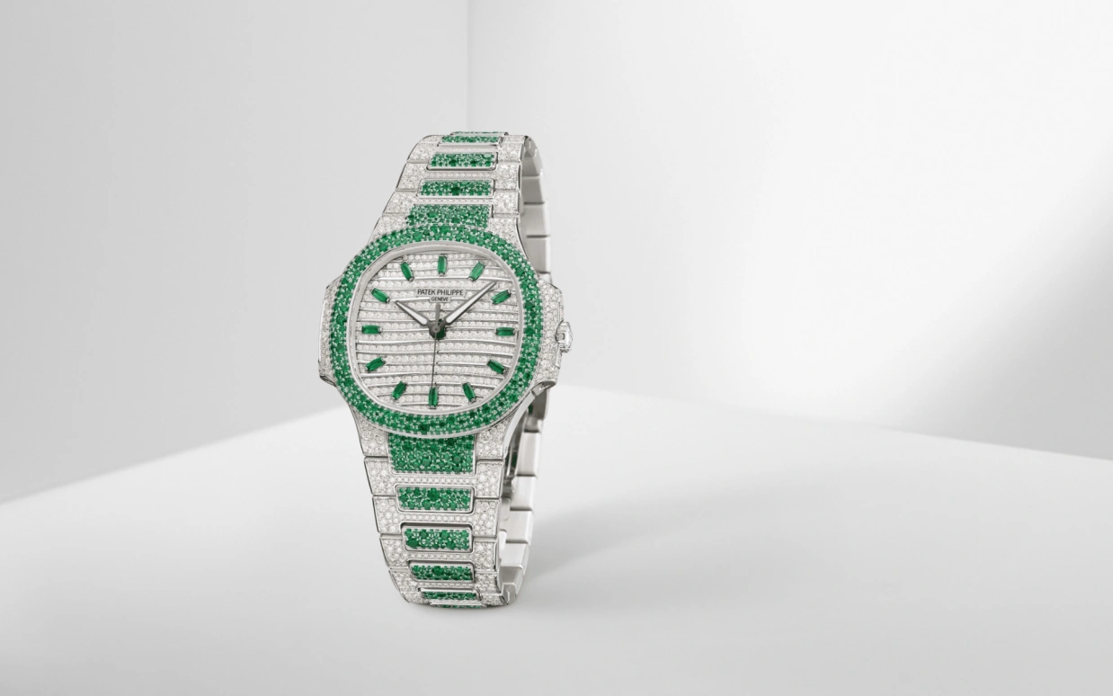 Patek Philippe,Nautilus 35.20mm,35.20mm,White Gold,Silver White,Automatic,45hours,In-house Caliber,7118,7118/1453G-001