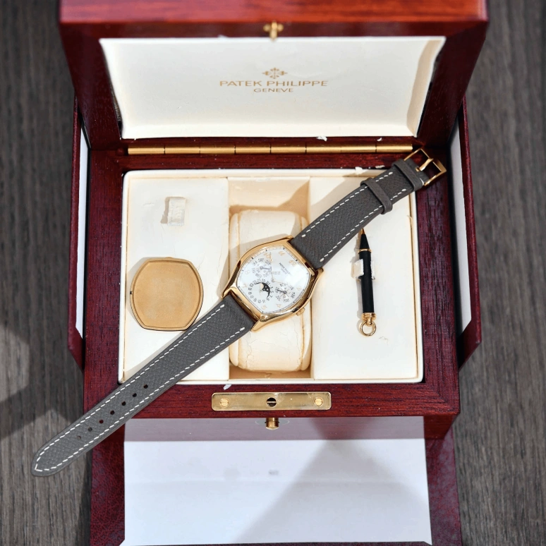 Patek Philippe,Grand Complications 35x42mm,35x42mm,Yellow Gold,White,Automatic,Moonphase,Perpetual Calendar,Leap Year,Month,In-house Caliber,Sapphire,Crystal Glass,5040J