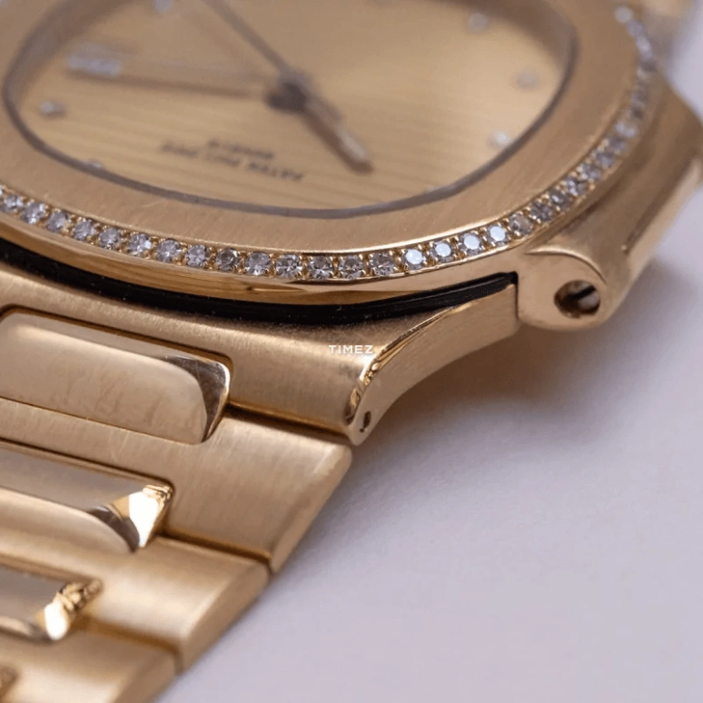 Patek Philippe,Nautilus 37mm,37mm,Yellow Gold,Gold,Automatic,Day,In-house Caliber,3800,3800/2J