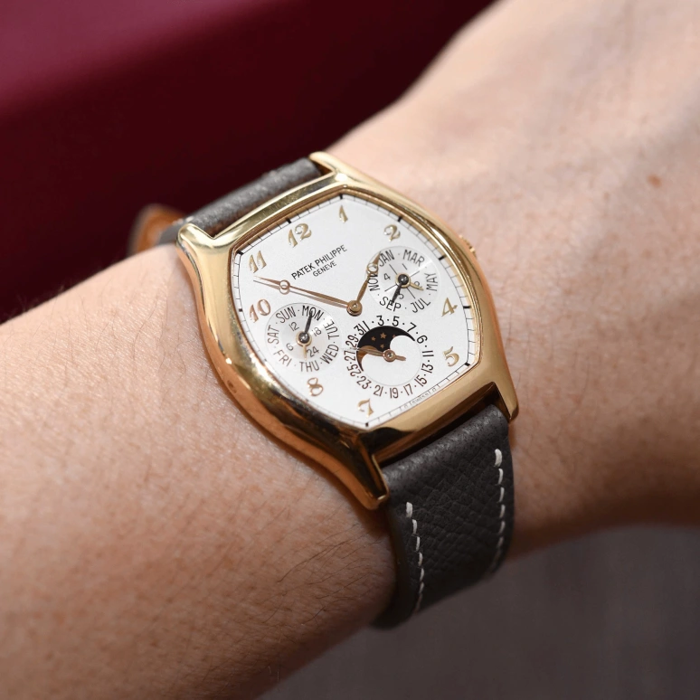 Patek Philippe,Grand Complications 35x42mm,35x42mm,Yellow Gold,White,Automatic,Moonphase,Perpetual Calendar,Leap Year,Month,In-house Caliber,Sapphire,Crystal Glass,5040J