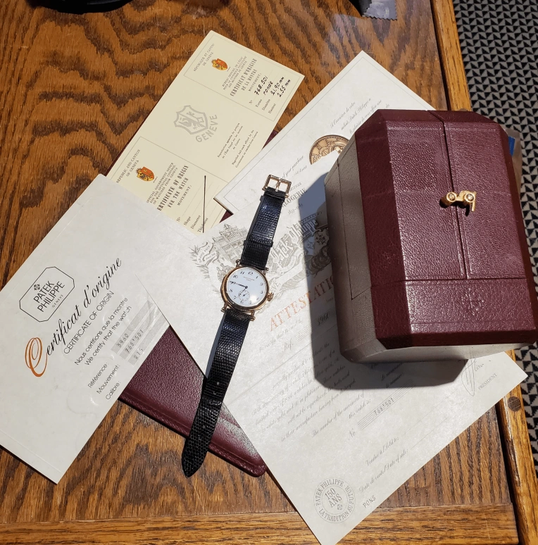 Patek Philippe,Calatrava 33mm,33mm,Yellow Gold,White,Handwound,44hours,In-house Caliber,3960J
