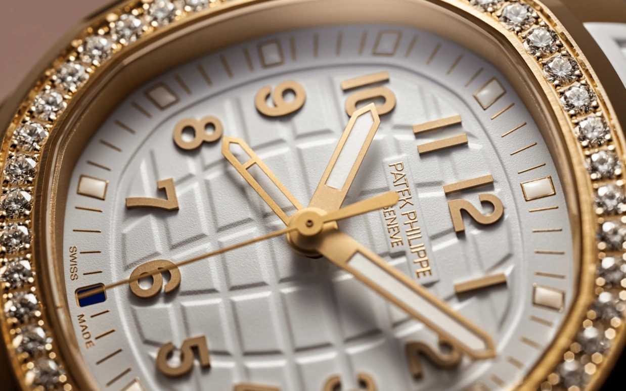 Patek Philippe,Aquanaut 38.80mm,38.80mm,Rose Gold,White,Quartz,In-house Caliber,Sapphire,5269,5269/200R-001