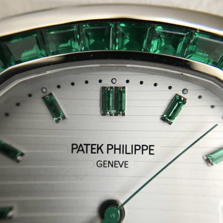 Patek Philippe,Nautilus 40mm,40mm,Platinum,White,Automatic,Day,45hours,5711,5711/113P-010