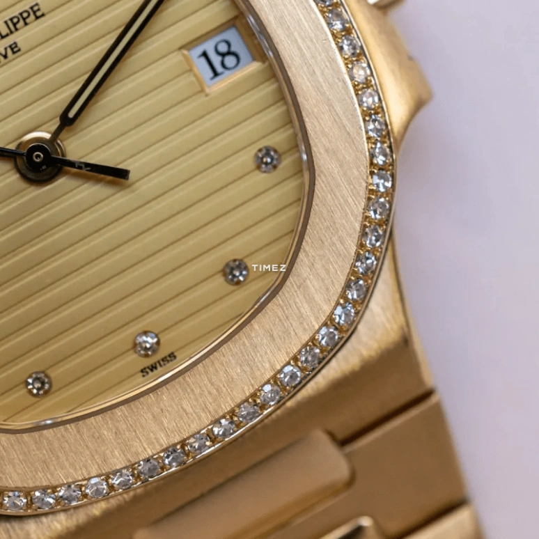 Patek Philippe,Nautilus 37mm,37mm,Yellow Gold,Gold,Automatic,Day,In-house Caliber,3800,3800/2J