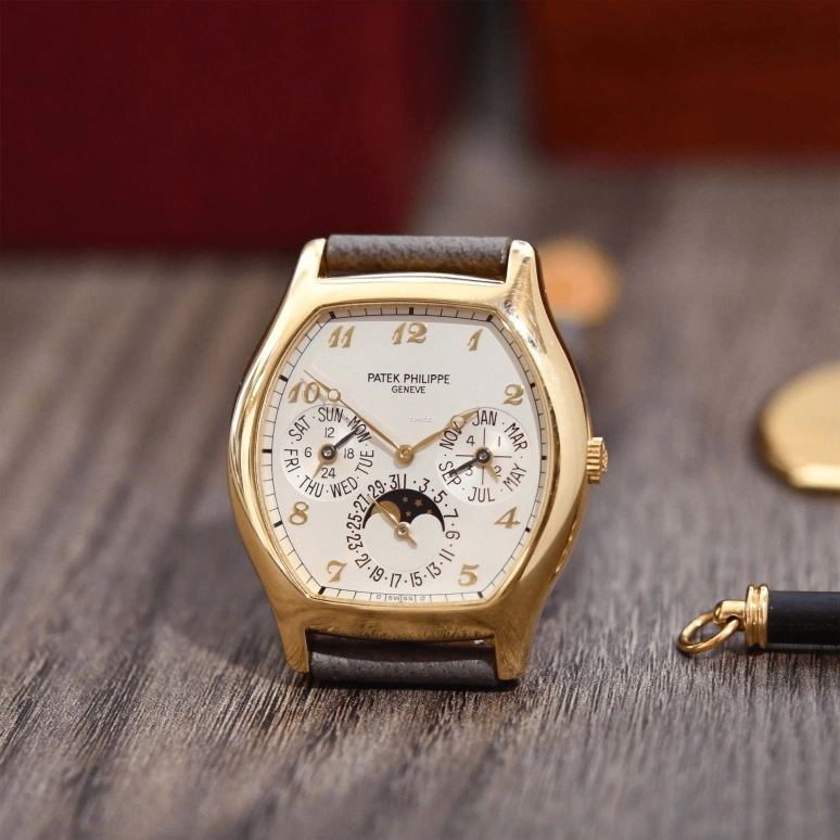 Patek Philippe,Grand Complications 35x42mm,35x42mm,Yellow Gold,White,Automatic,Moonphase,Perpetual Calendar,Leap Year,Month,In-house Caliber,Sapphire,Crystal Glass,5040J