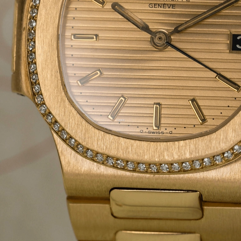 Patek Philippe,Nautilus 37mm,37mm,Yellow Gold,Gold,Automatic,Day,In-house Caliber,3800,3800/2J
