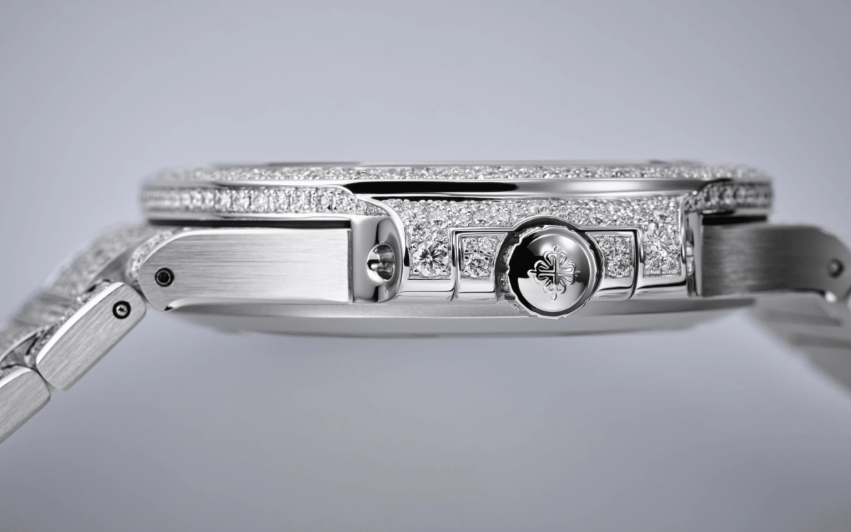 Patek Philippe,Nautilus 35.20mm,35.20mm,White Gold,Silver,White,Automatic,45hours,In-house Caliber,Victoria Beckham,Posh Spice,7118,7118/1450G-001