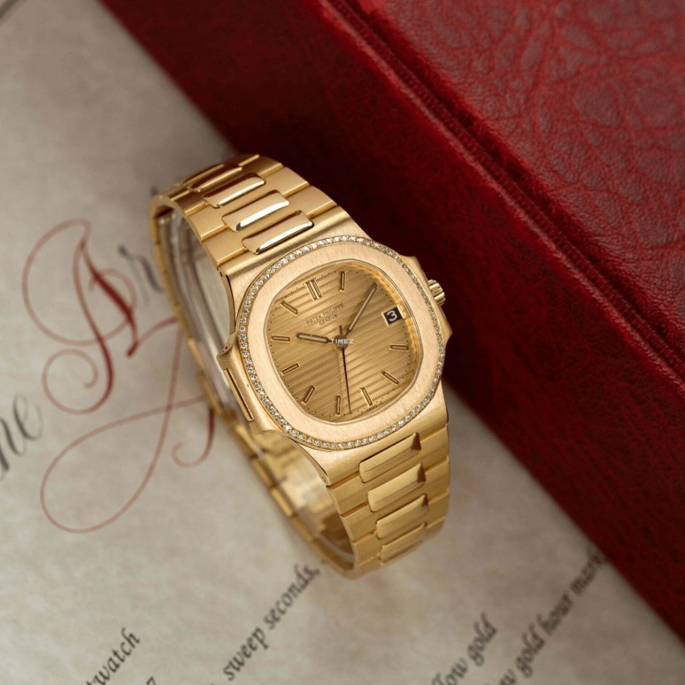 Patek Philippe,Nautilus 37mm,37mm,Yellow Gold,Gold,Automatic,Day,In-house Caliber,3800,3800/2J
