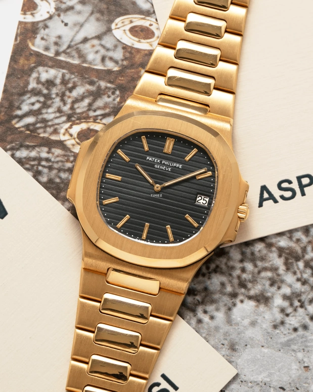Patek Philippe,Nautilus 40mm,40mm,Yellow Gold,Black,Automatic,Day,38hours,3700J