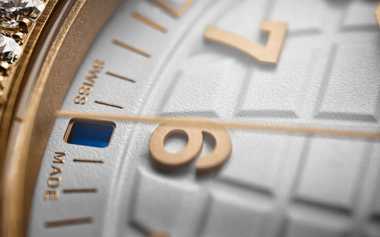 Patek Philippe,Aquanaut 38.80mm,38.80mm,Rose Gold,White,Quartz,In-house Caliber,Sapphire,5269,5269/200R-001