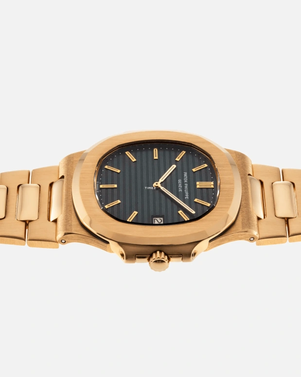 Patek Philippe,Nautilus 40mm,40mm,Yellow Gold,Black,Automatic,Day,38hours,3700J