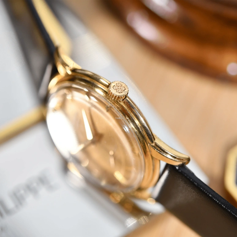 Patek Philippe,Calatrava 36mm,36mm,Yellow Gold,Champagne,Handwound,Sapphire,Crystal Glass,Round,2525,2525/1