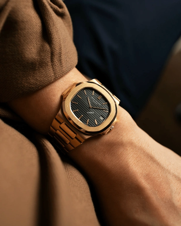 Patek Philippe,Nautilus 40mm,40mm,Yellow Gold,Black,Automatic,Day,38hours,3700J