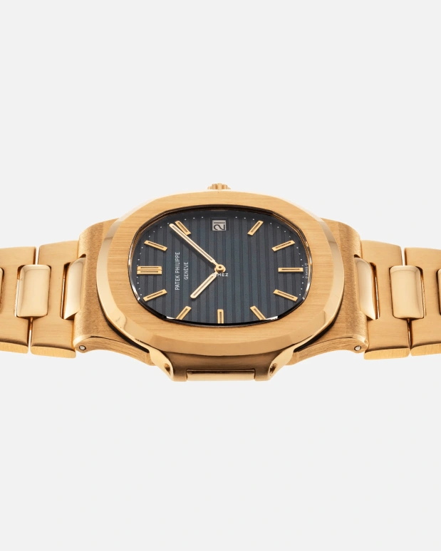 Patek Philippe,Nautilus 40mm,40mm,Yellow Gold,Black,Automatic,Day,38hours,3700J