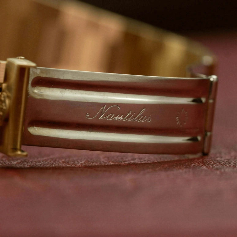 Patek Philippe,Nautilus 37mm,37mm,Yellow Gold,Gold,Automatic,Day,In-house Caliber,3800,3800/2J