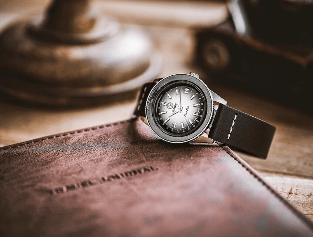 Rado,Captain Cook 37mm,37mm,Stainless Steel,Gradient,Luminous,White,Black,Silver,Green,World Time,跳分,In-house Caliber,R32116158