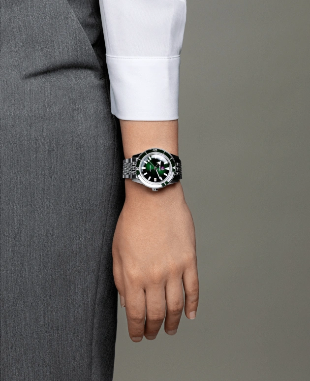 Rado,Captain Cook 37.30mm,37.30mm,Stainless Steel,Green,Automatic,Date,Anti-magnetic,R32500323