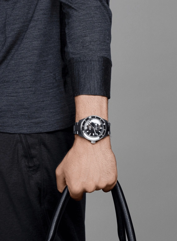 Rado,Captain Cook 43x49.80mm,43x49.80mm,Ceramic,Black,Automatic,Day,80hours,R32129152