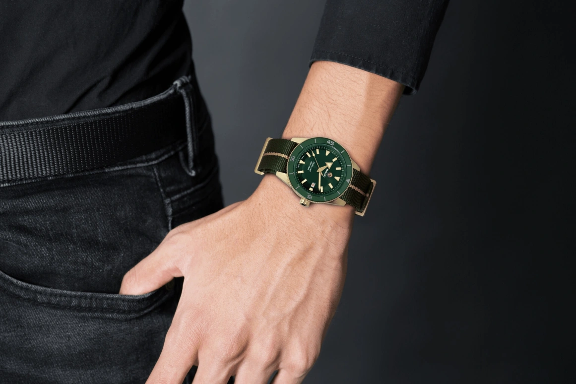 Rado,Captain Cook 42mm,42mm,Bronze,Green,Automatic,Day,In-house Caliber,R32504317