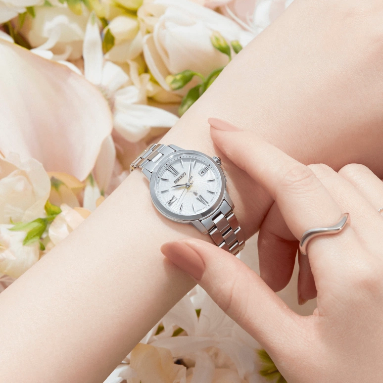 Seiko,Lukia 27.50mm,27.50mm,Stainless Steel,Silver,White,Quartz,Perpetual Calendar,Day,SSVW205