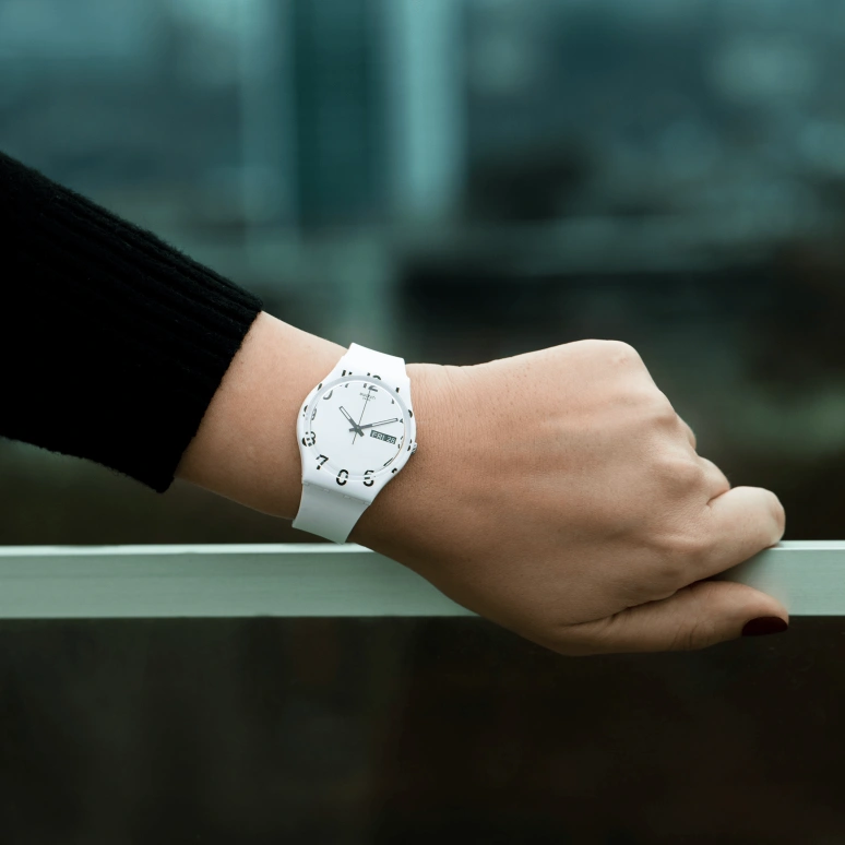 Swatch,Originals 39.20mm,39.20mm,Plastic,White,Sapphire,Crystal Glass,GW716