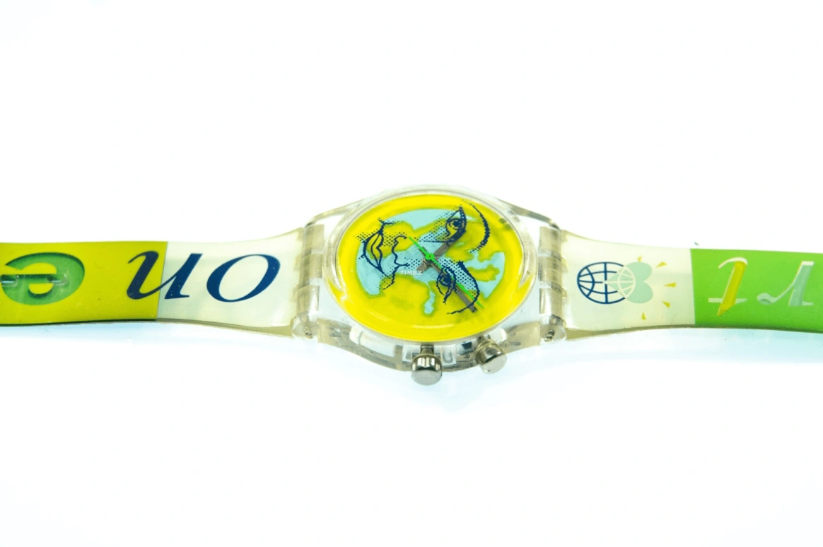 Swatch,Other 34mm,34mm,Plastic,Yellow,Quartz,Sapphire,Crystal Glass,Tonneau,GK900